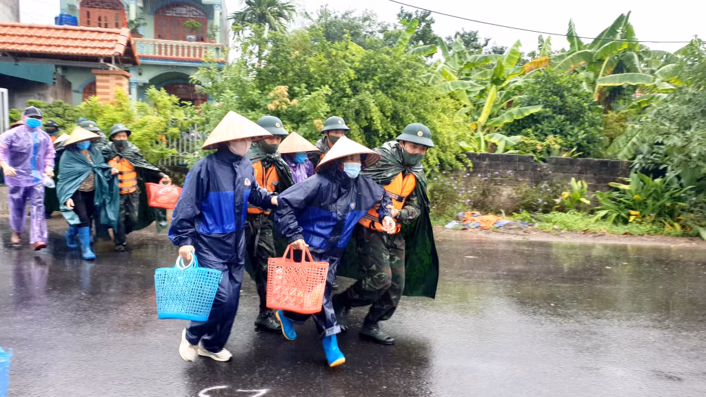 Diễn tập nội dung đưa người dân vùng có nguy cơ ngập úng đến nơi an toàn.