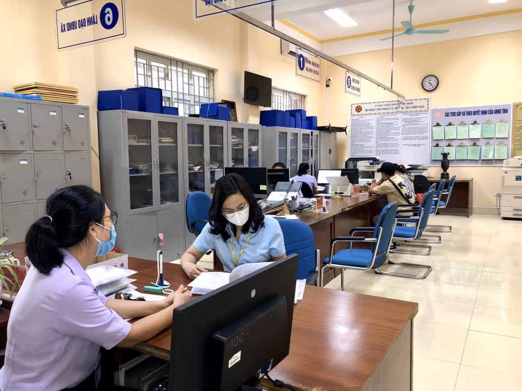 Công chức xã Quảng Tân (huyện Đầm Hà) hướng dẫn người dân giải quyết TTHC.