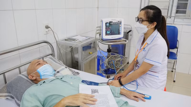 Các đối tượng thuộc nhóm thận trọng tiêm chủng được kiểm tra, theo dõi sát sao sau khi tiêm bằng hệ thống trang thiết bị, máy móc hiện đại tại các bệnh viện, cơ sở y tế.