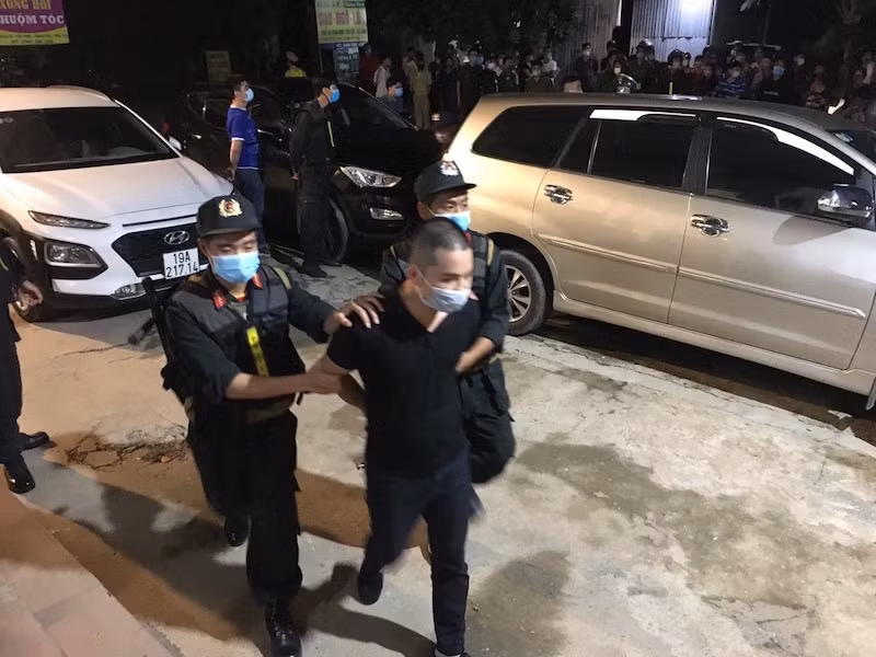 Các đơn vị nghiệp vụ thuộc Công an tỉnh Phú Thọ dẫn giải một trong các đối tượng