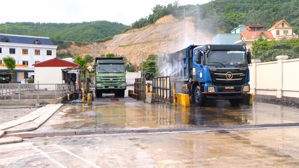 Trạm rửa xe tự động từ khai trường ra cảng của Công ty CP Vận tải và chế biến than Đông Bắc.