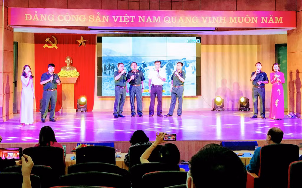 Tiết mục văn nghệ của Hội viên CCB tỉnh tham gia sinh hoạt chuyên đề hướng đến cuộc bầu cử ĐBQH khoá XV và đại biểu HĐND các cấp nhiệm kỳ 2021-2026.