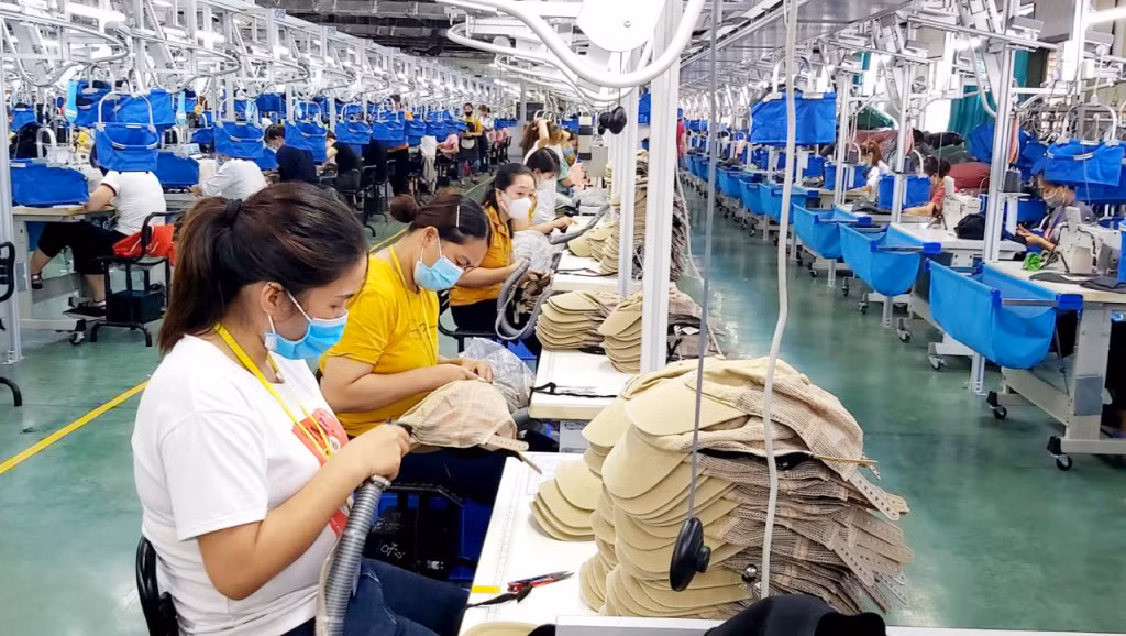 CNLĐ nữ làm việc tại Công ty TNHH Dệt may Weitai Hạ Long, KCN Việt Hưng.