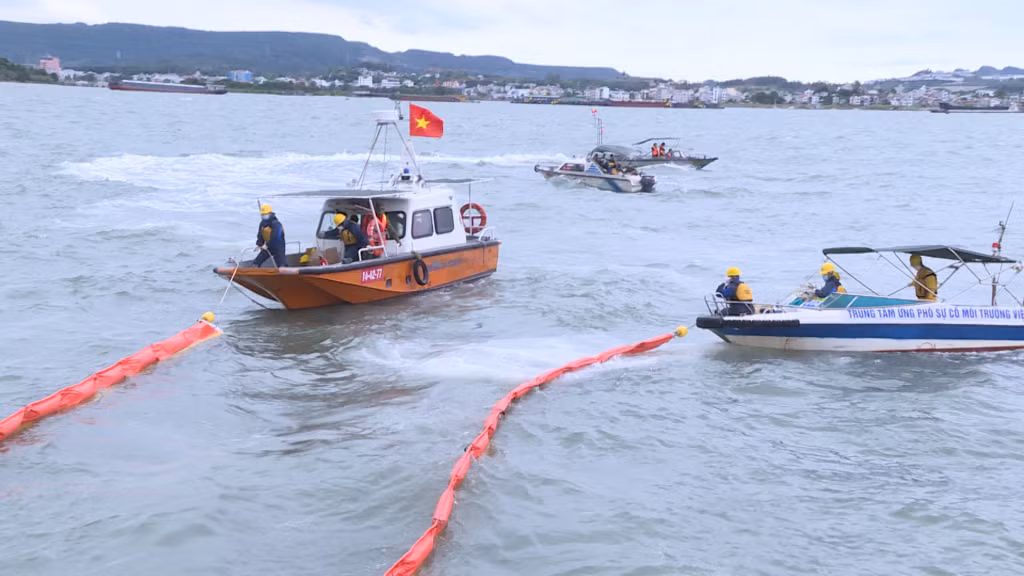 Các lực lượng tham gia luyện tập xử lý tình huống ứng phó sự cố tràn dầu tại khu vực Cảng Cái Lân, TP Hạ Long.