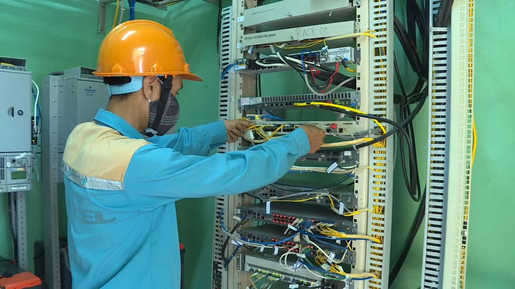 Nhân viên Viettel Quảng Ninh kiểm tra chất lượng thu phát sóng tại trạm.