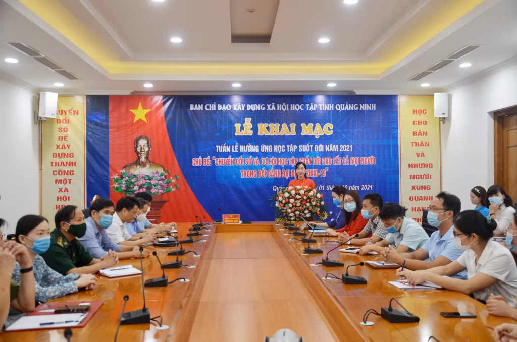 Đồng chí Nguyễn Thị Hạnh, Phó Chủ tịch UBND tỉnh, Trưởng BCĐ Xây dựng XHHT tỉnh, phát biểu tại buổi lễ.