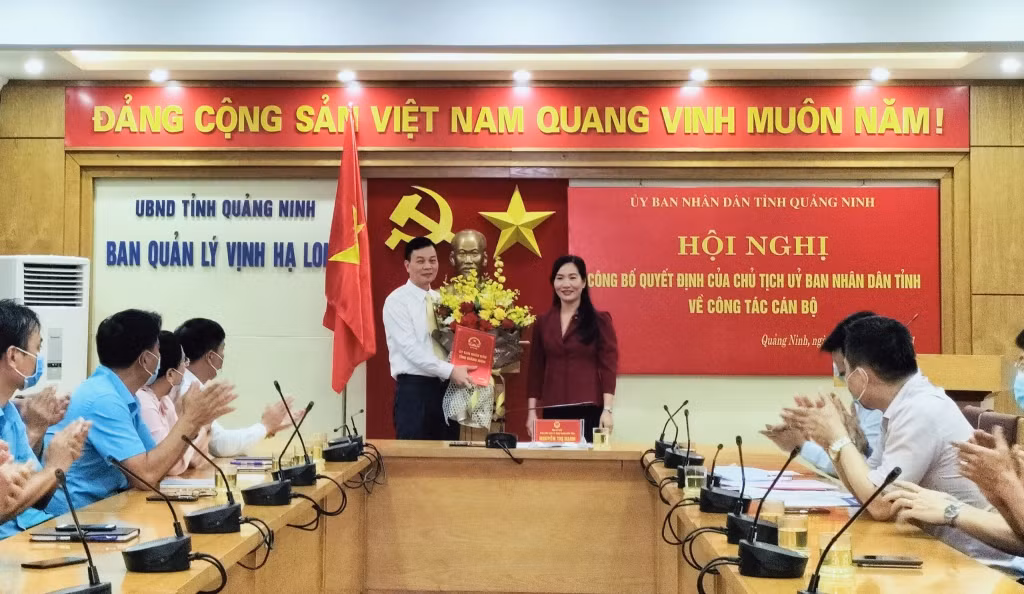Đồng chí Nguyễn Thị Hạnh, Phó Chủ tịch UBND tỉnh, trao quyết định bổ nhiệm Phó Trưởng Ban Quản lý Vịnh Hạ Long cho đồng chí Nguyễn Trung Hậu.