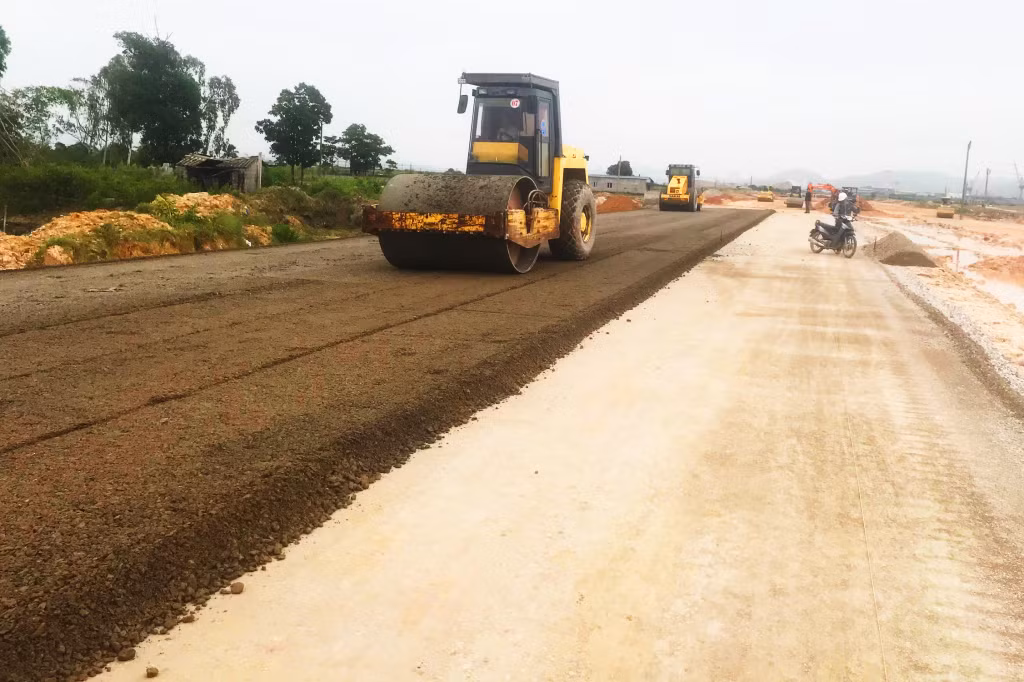 Hạng mục đường dẫn đã bắt đầu thi công cấp phối đá dăm