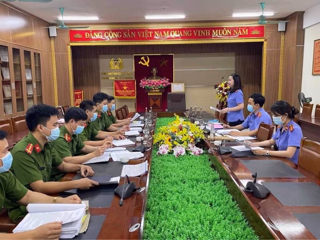 VKSND tỉnh kiểm sát việc tiếp nhận, giải quyết tố giác, tin báo về tội phạm tại Phòng Cảnh sát môi trường (Công an tỉnh). Ảnh: VKSND tỉnh