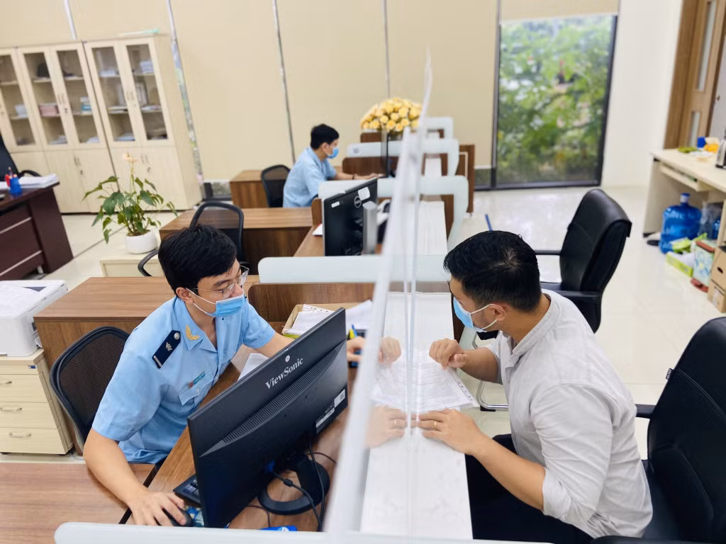 Đại diện Công ty TNHH Cung ứng hàng hoá Thăng Long trao đổi với cán bộ chuyên quản phụ trách hoạt động của doanh nghiệp về những kế hoạch nhập khẩu trong thời gian tới.