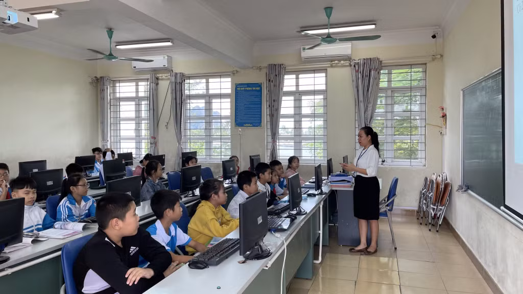 Tiết học môn tin học (môn tự chọn) của học sinh lớp 5A5, Trường Tiểu học Cẩm Sơn 2 (TP Cẩm Phả).