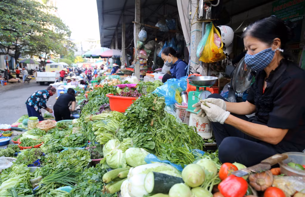 Các tiểu thương đều bày tỏ mong muốn giá rau sẽ sớm quay trở lại bình thường để việc mua bán được thuận lợi cho cả người bán người mua.