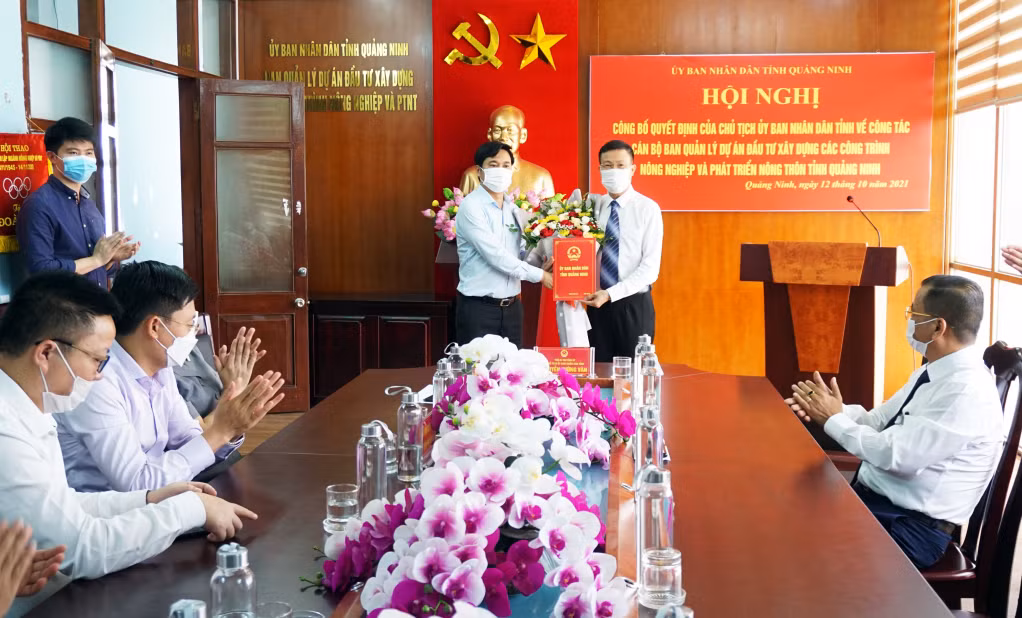 Đồng chí Nguyễn Tường Văn, Phó Bí thư Tỉnh ủy, Chủ tịch UBND tỉnh, trao quyết định bổ nhiệm đồng chí Phạm Phúc Quảng giữ chức vụ Giám đốc Ban Quản lý Dự án đầu tư xây dựng các công trình NN&amp;PTNT tỉnh.