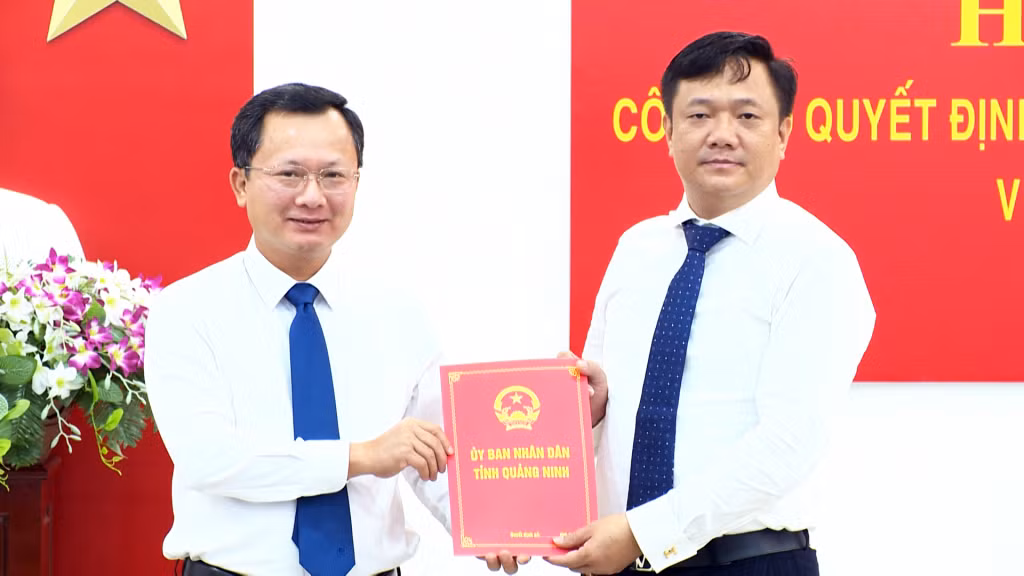 Phó Chủ tịch Thường trực UBND tỉnh Cao Tường Huy trao quyết định bổ nhiệm Phó Giám đốc Ban Quản lý dự án đầu tư xây dựng các công trình dân dụng và công nghiệp tỉnh cho đồng chí Nguyễn Công Huy.