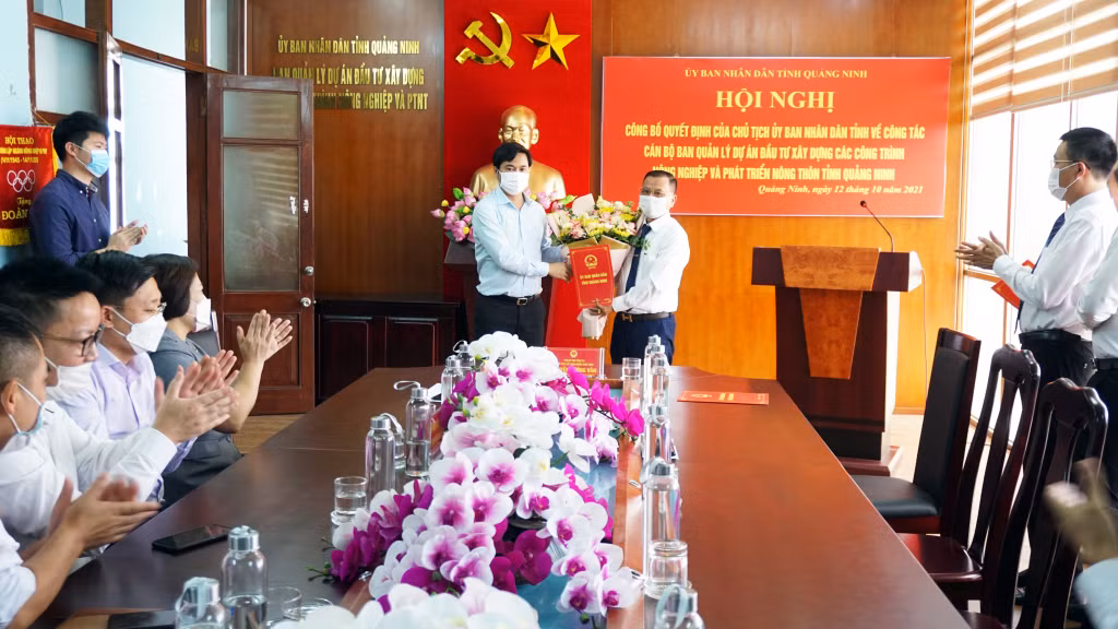 Đồng chí Nguyễn Tường Văn, Phó Bí thư Tỉnh ủy, Chủ tịch UBND tỉnh, trao quyết định bổ nhiệm đồng chí Phạm Huy Hoàng giữ chức vụ Phó Giám đốc Ban Quản lý Dự án đầu tư xây dựng các công trình NN&amp;PTNT tỉnh.