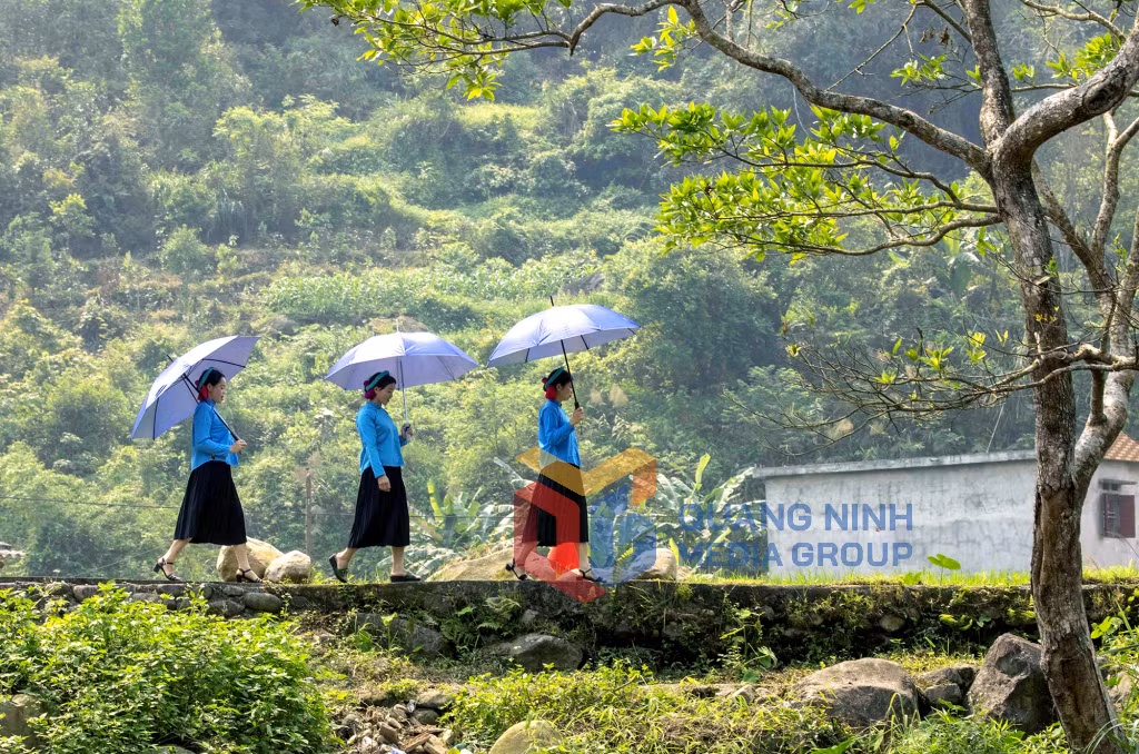Các cô gái Sán Chỉ dập dìu trẩy hội. Ảnh: Dương Phượng Đại