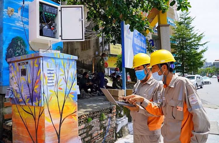 Công nhân Điện lực TP Hạ Long kiểm tra tín hiệu nghiệm thu thiết bị giám sát điều khiển từ xa của các tủ trung thế trên địa bàn thành phố.