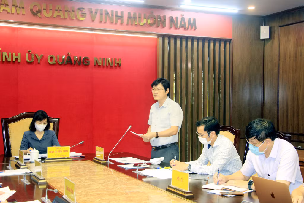 Lãnh đạo Sở Y tế phát biểu tại cuộc họp.