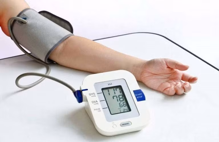 Máy đo huyết áp tự động.