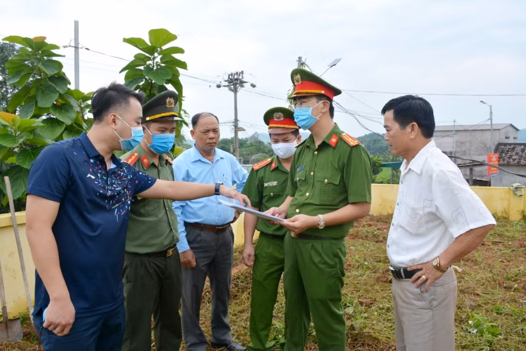 Phòng Hậu cần (Công an tỉnh), Công an huyện Hải Hà và đại diện chính quyền địa phương trao đổi về phương án thiết kế trụ sở công an xã.