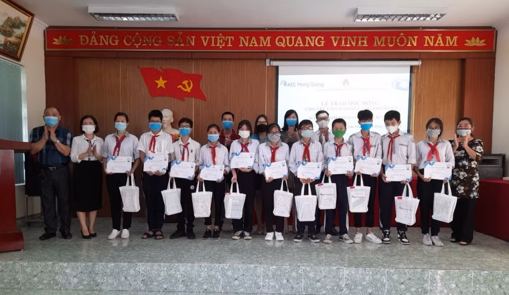 Trao 170 suất học bổng cho trẻ em có hoàn cảnh khó khăn trên địa bàn thành phố Cẩm Phả