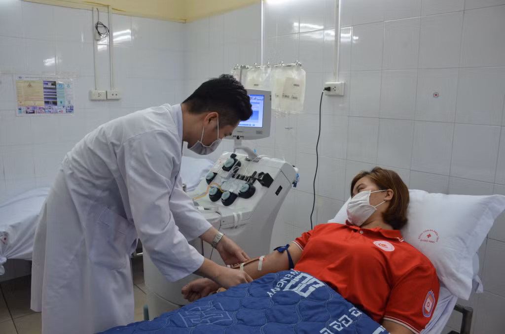 Chị Đào Thị Duyên, Chủ nhiệm CLB Giọt máu hồng Đất mỏ (Thành Đoàn Cẩm Phả), tham gia hiến máu tại Bệnh viện Đa khoa tỉnh.