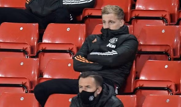Hình ảnh quen thuộc của Van de Beek.