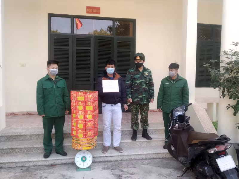 Đội Đặc nhiệm PCMT&amp;TP phối hợp với Đồn Biên phòng Hải Hòa bắt giữ đối tượng Trần Văn Hậu vận chuyển 51,5kg pháo nổ các loại.