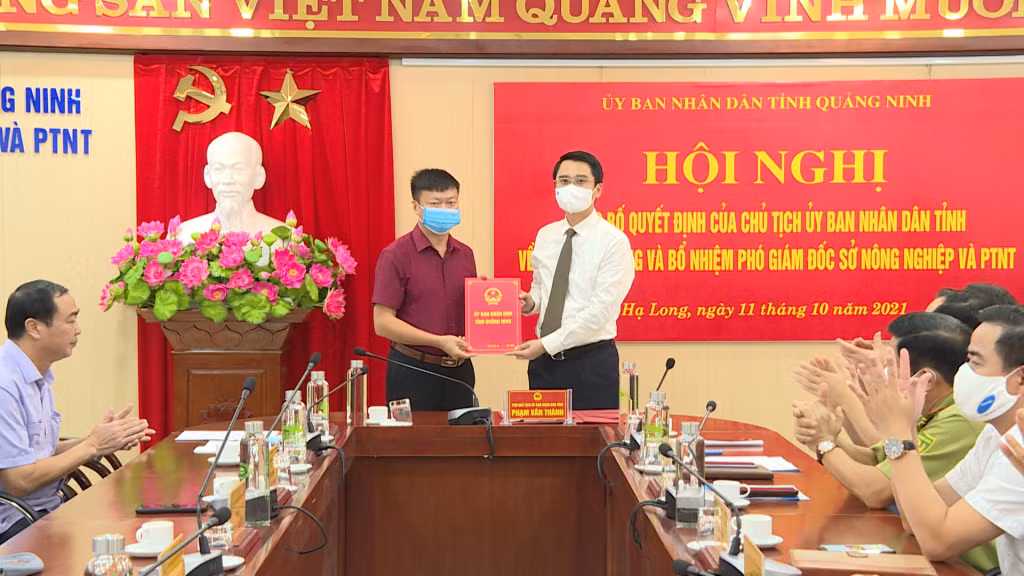 Đồng chí Phạm Văn Thành, Phó Chủ tịch UBND tỉnh trao quyết định của Chủ tịch UBND tỉnh về việc điều động và bổ nhiệm đồng chí Nguyễn Văn Đức – Phó trưởng ban Xây dựng nông thôn mới tỉnh giữ chức Phó giám đốc Sở NN& PTNT.