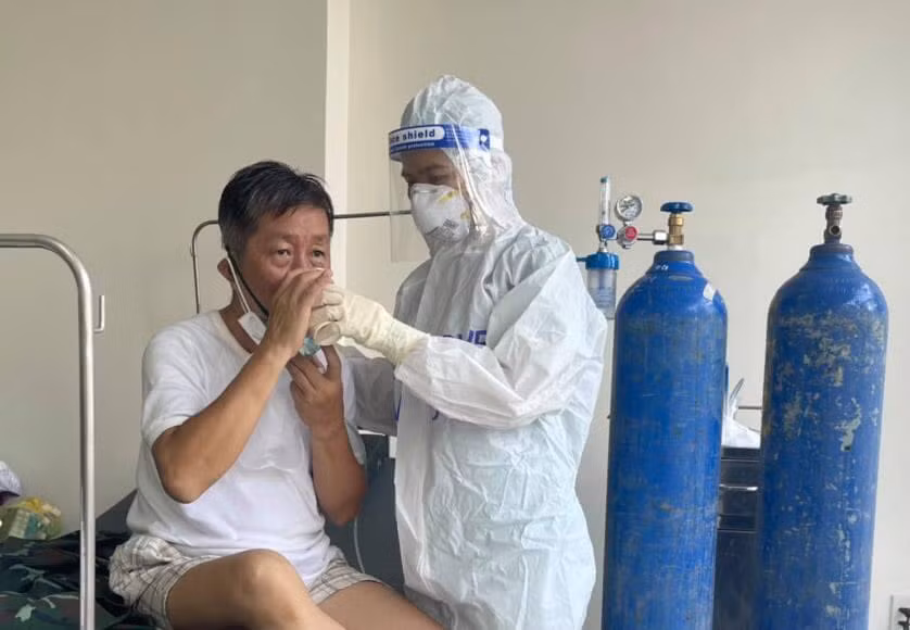 Điều dưỡng trưởng Khoa Ngoại thần kinh (Bệnh viện Việt Nam - Thụy Điển Uông Bí) Nguyễn Thị Ngọc Ngà chăm sóc người bệnh mắc Covid-19 tại Bệnh viện dã chiến số 12 (TP Hồ Chí Minh). (Ảnh nhân vật cung cấp)