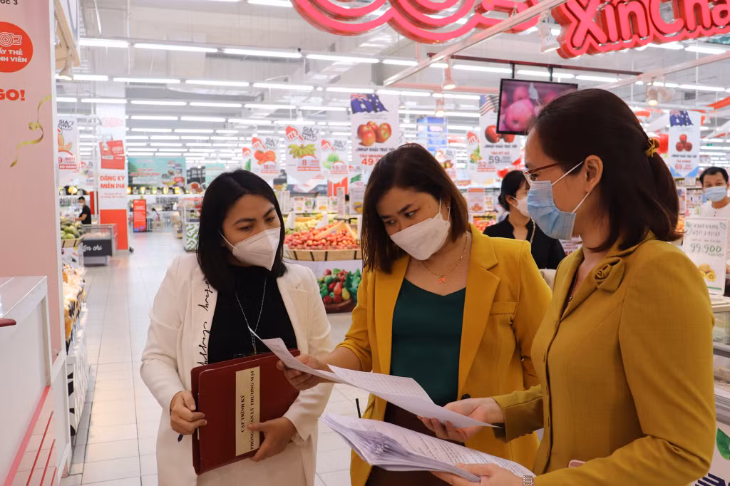 Sở Công Thương phát phiếu khảo sát cho cán bộ nhân viên làm việc tại siêu thị GO! Hạ Long.