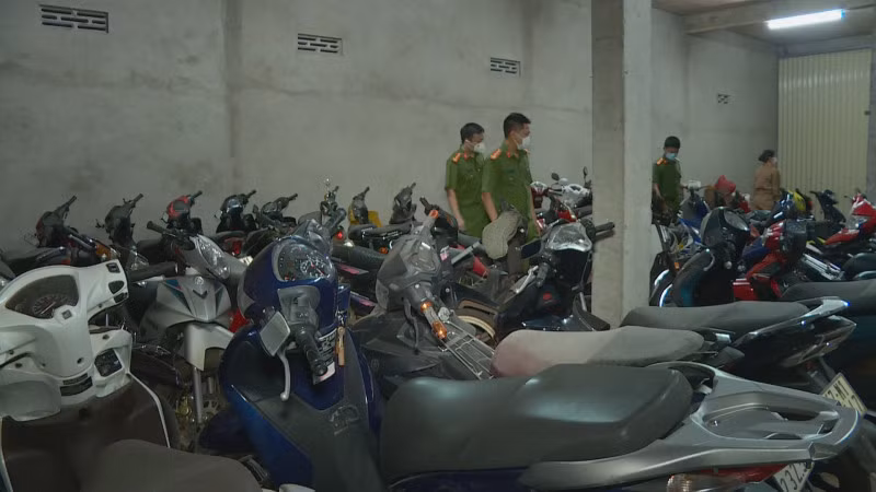 Số xe máy không có giấy tờ hợp lệ được phát hiện trong cơ sở cầm đồ.