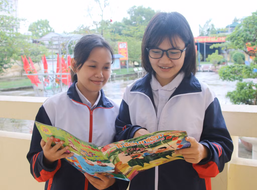 Hai em Nguyễn Thị Thanh Hoa và Vũ Thị Hải Ly thường xuyên cùng nhau đọc sách, báo để học hỏi kinh nghiệm, kiến thức sáng tạo KHKT.
