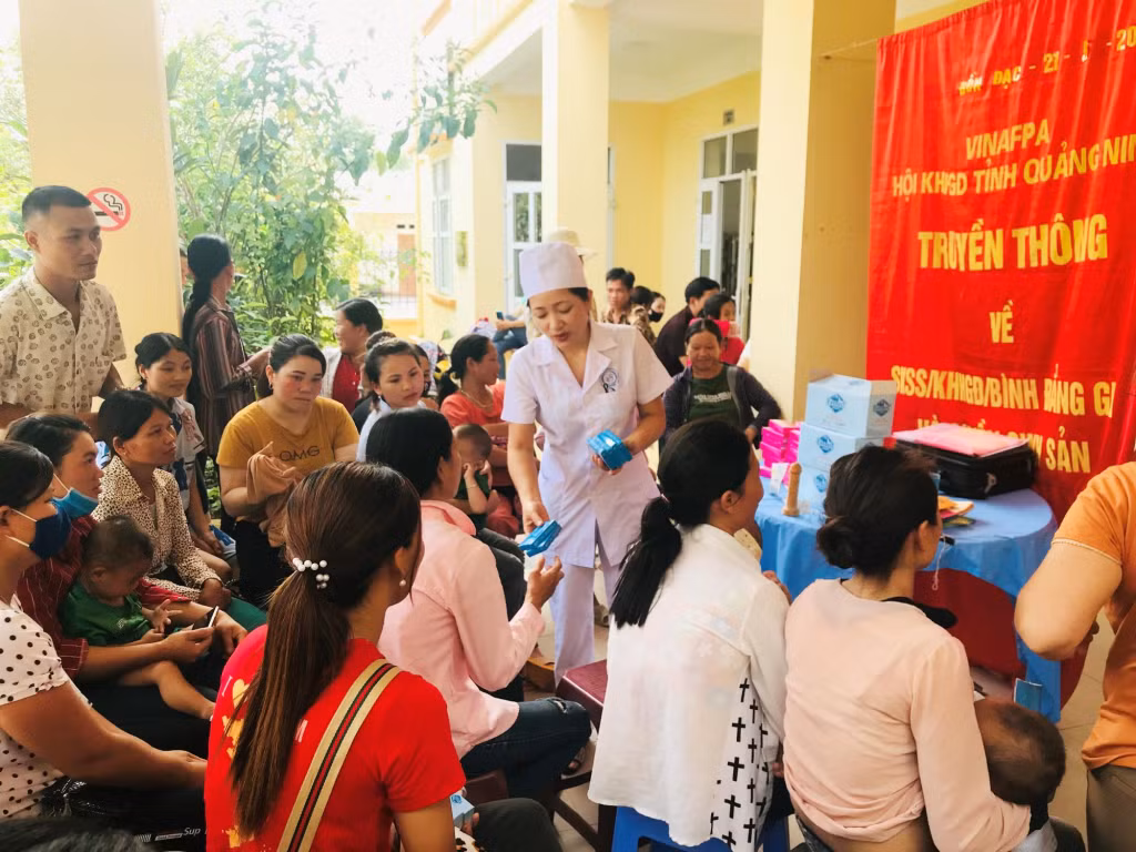 Hội KHHGĐ tỉnh tổ chức hoạt động truyền thông về chăm sóc SKSS tại xã Đồn Đạc, huyện Ba Chẽ, tháng 5-2020. Ảnh Vân Anh