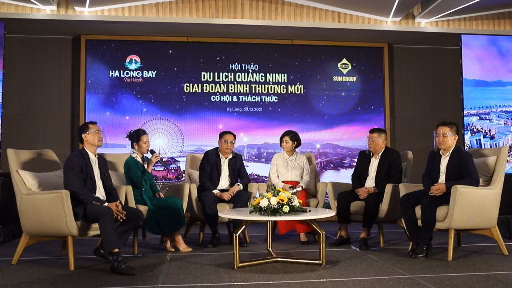 Đại diện Sở Du lịch Quảng Ninh và các doanh nghiệp du lịch bàn về các giải pháp để du lịch Quảng Ninh phục hồi trong bối cảnh mới.