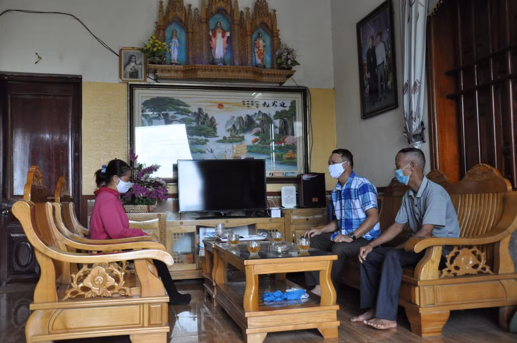 Bí thư chi bộ, trưởng thôn Đông Lâm, xã Bình Dương, TX Đông Triều trao đổi với người dân trên địa bàn thôn về tình hình dịch bệnh Covid-19.