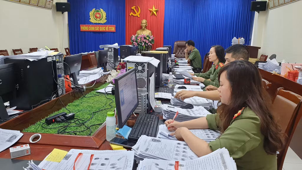 Công tác kiểm tra, rà soát dữ liệu dân cư được tiến hành sát sao, tại Phòng Cảnh sát QLHC về TTXH (Công an tỉnh)
