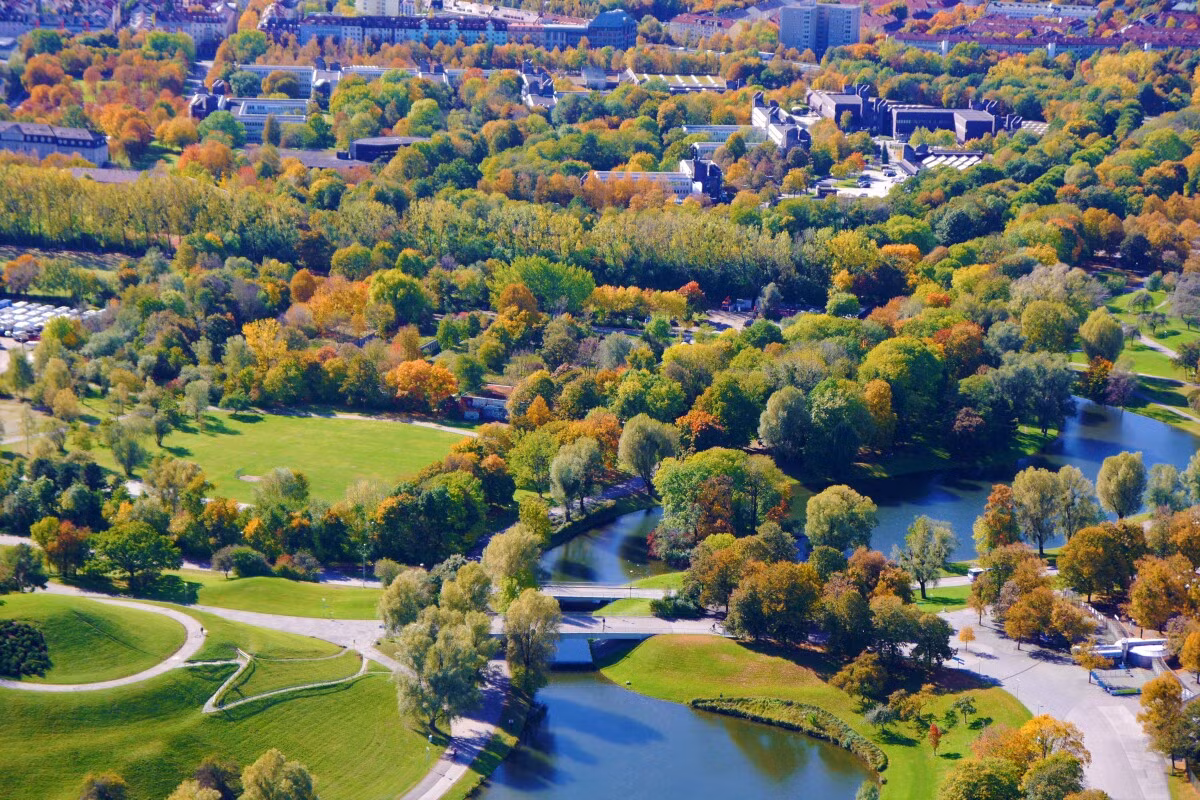 Nhắc đến Munich, không thể bỏ qua bia và công nghệ ôtô. Đặc biệt đầu tháng 10 hàng năm là thời điểm Munich sôi động nhất với hàng triệu khách du lịch khắp nơi trên thế giới đổ về tham dự lễ hội bia Oktoberfest. Tuy nhiên, mùa thu 2020 và 2021 lại khá buồn tẻ ở Munich vì lễ hội đã không được tổ chức khi đại dịch vẫn còn phức tạp.