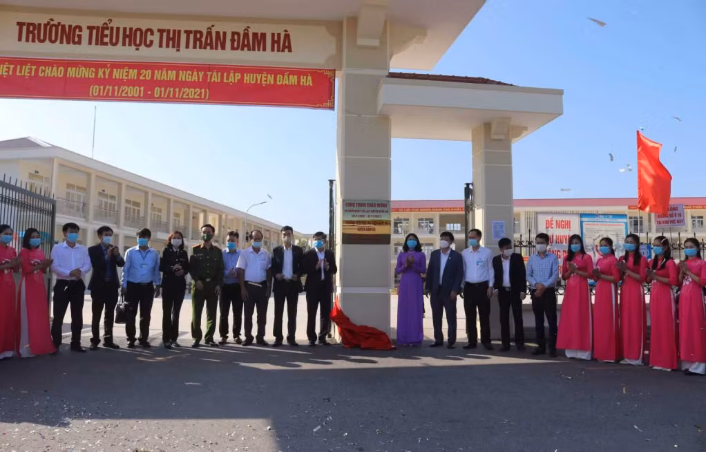 Huyện Đầm Hà tổ chức lễ gắn biển công trình chào mừng kỷ niệm 20 năm Ngày tái lập huyện.