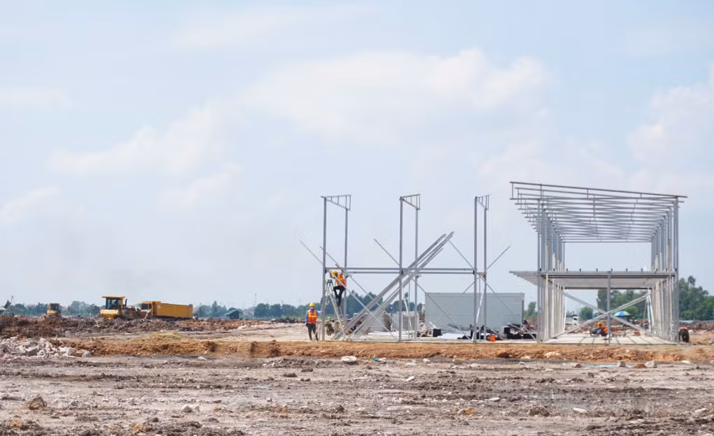 Chủ đầu tư huy động phương tiện máy móc triển khai thi công dự án công nghệ tấm Silic Jinko Solar Việt Nam tại KCN Sông Khoai ngay sau khi được cấp giấy chứng nhận đăng ký đầu tư. Ảnh: Thanh Tùng