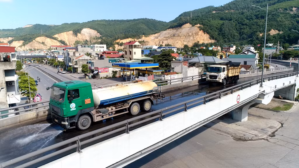 Cầu vượt qua QL18A để vận tải than ra cụm cảng Km6, phường Quang Hanh, TP Cẩm Phả.