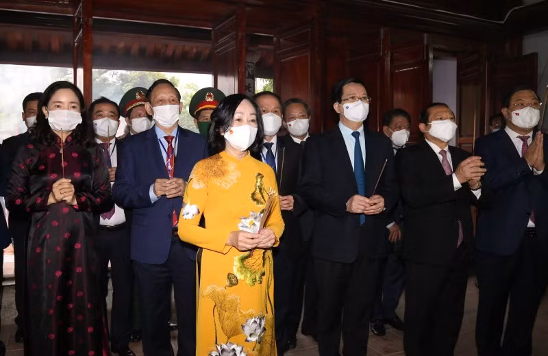 Đồng chí Trương Thị Mai, Ủy viên Bộ Chính trị, Trưởng Ban Tổ chức T.Ư cùng các đại biểu dâng hương kỷ niệm 110 năm Ngày sinh đồng chí Lê Đức Thọ tại khu tưởng niệm ở xã Nam Vân, TP Nam Định.