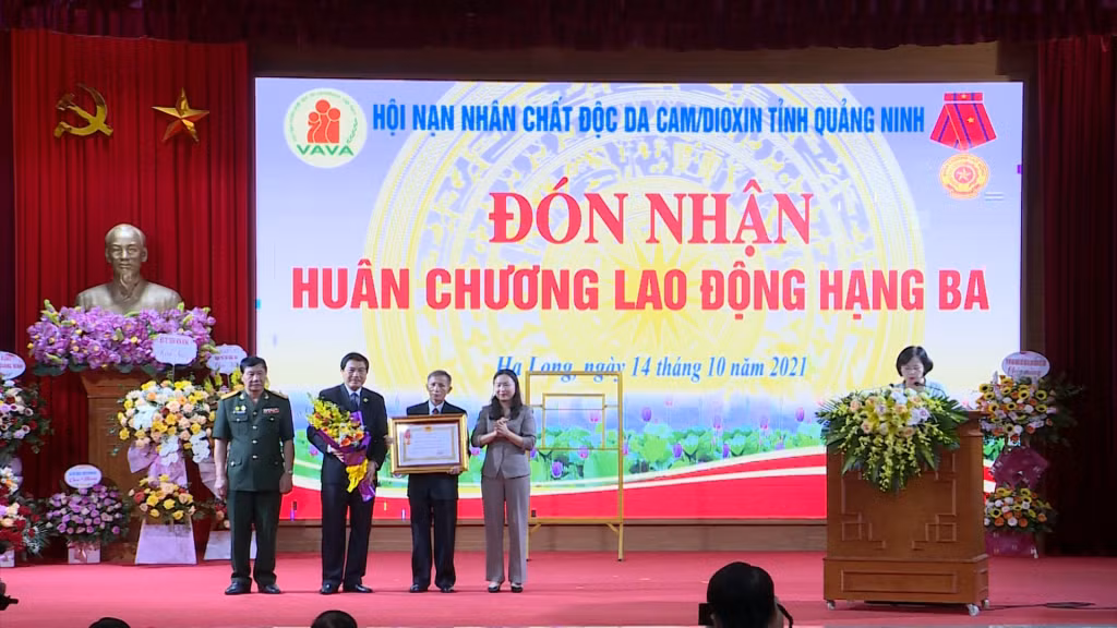 Hội Nạn nhân chất độc da cam/dioxin đón nhận Huân chương Lao động hạng Ba