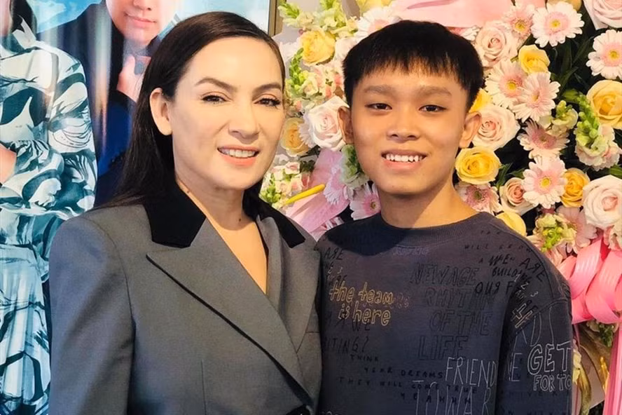 Phi Nhung mong Hồ Văn Cường học thành tài. Ảnh: GĐCC.