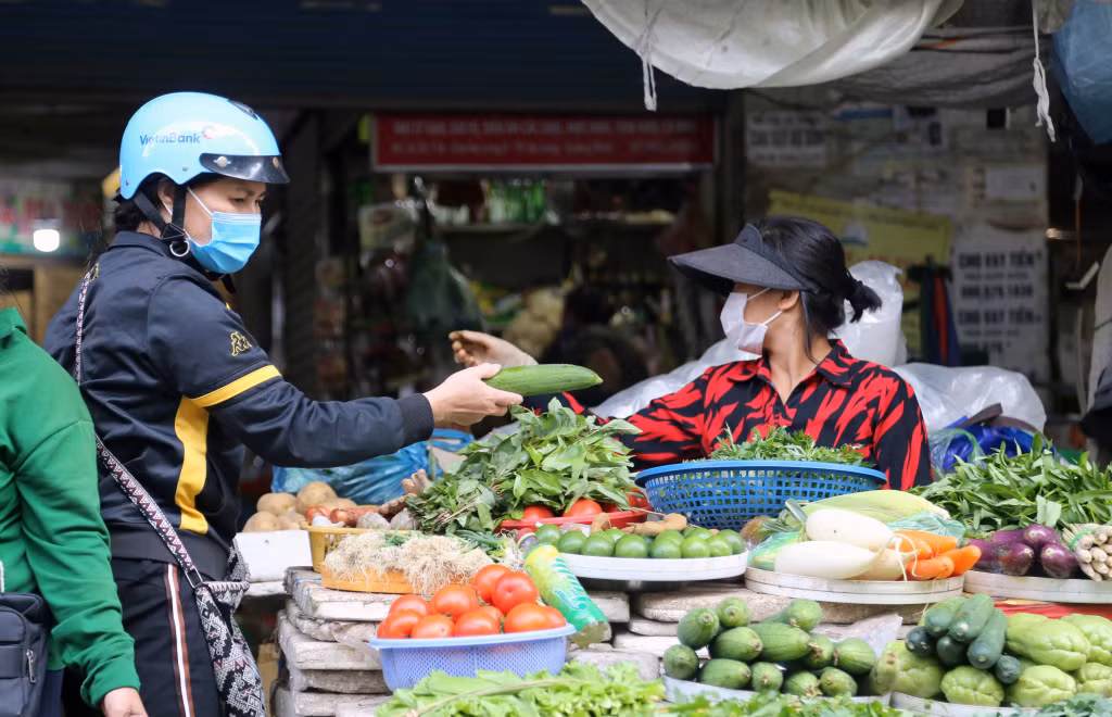 Vì giá cả tăng cao, người dân cũng ít nhiều phải tiết giảm lượng mua rau xanh hằng ngày.