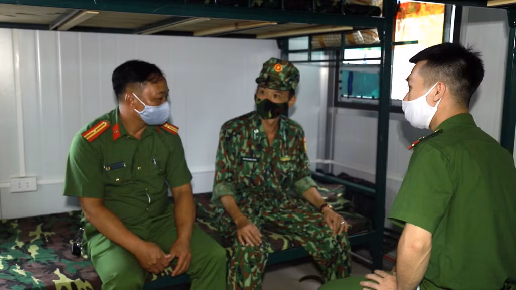 Học truyền khẩu tiếng dân tộc.