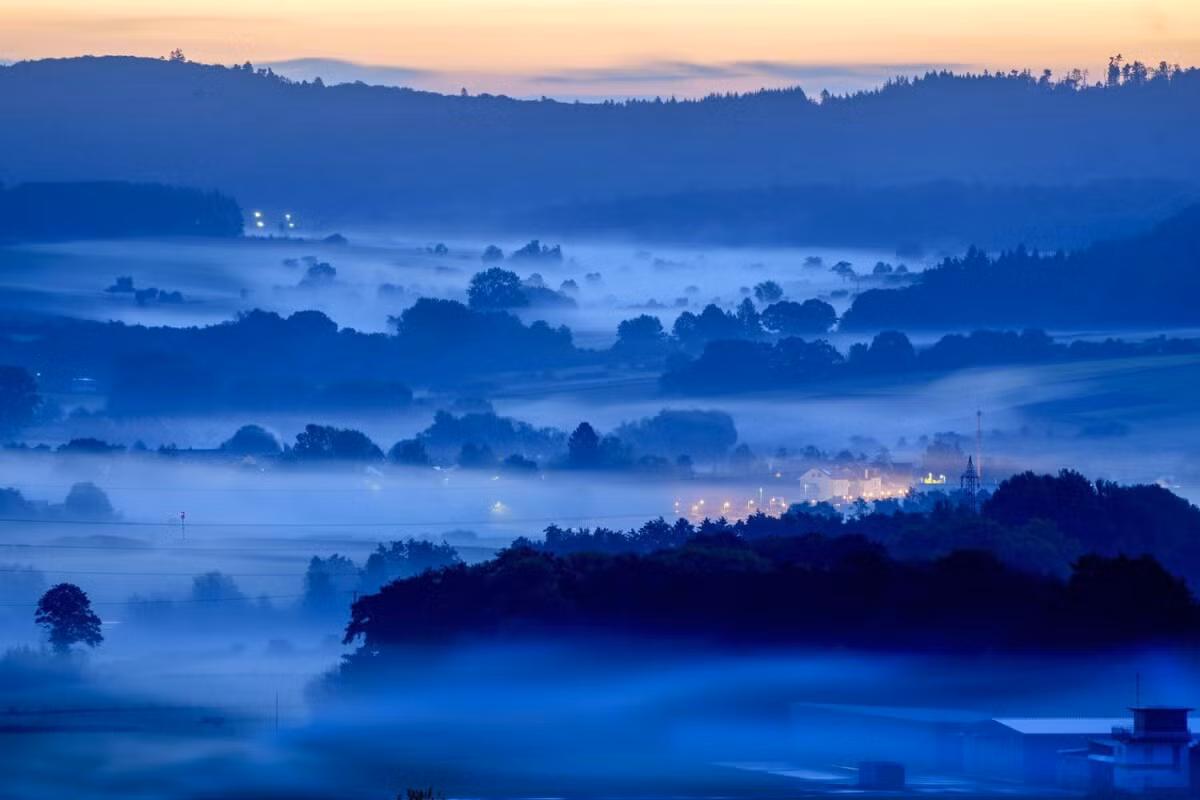 Màn sương phủ dày lên cảnh quan vùng núi Taunus, gần Wehrheim, Đức vào ngày 28/9. Großer Feldberg là đỉnh núi cao nhất vùng với độ cao 878 m. Taunus không chỉ nổi tiếng với cảnh quan thiên nhiên mà còn là vùng có nhiều dòng suối khoáng, suối nước nóng thu hút du khách tới nghỉ dưỡng, spa. Ảnh: Michael Probst/AP