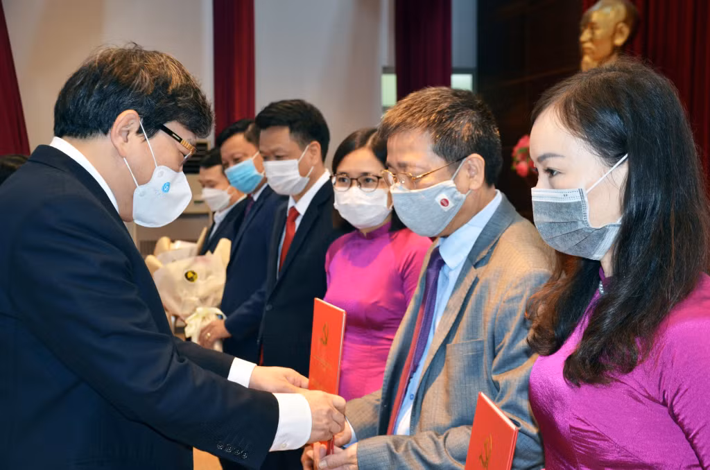 PGS. TS Nguyễn Duy Bắc, Phó Giám đốc Học viện Chính trị quốc gia Hồ Chí Minh trao giấy chứng nhận tốt nghiệp cho 6 học viên có bài thu hoạch đạt chất lượng cao.