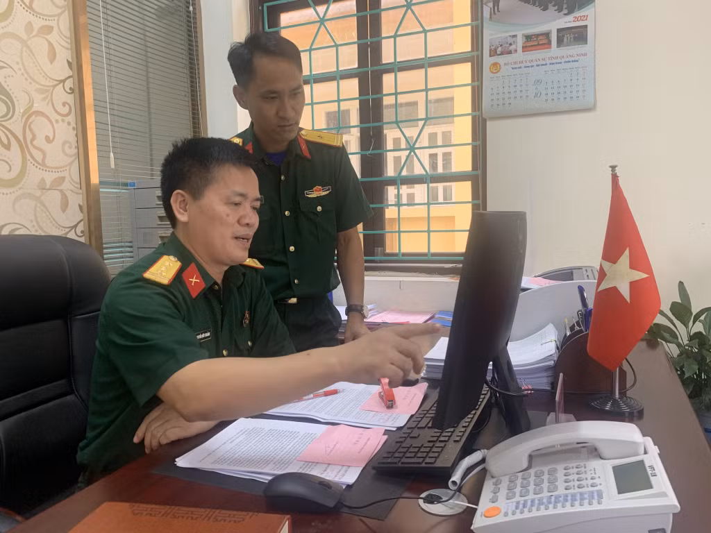 Thượng tá Nguyễn Hữu Thoảng (người ngồi) trao đổi công việc với cán bộ đơn vị.