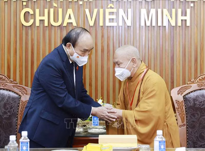 Chủ tịch nước Nguyễn Xuân Phúc chia buồn với lãnh đạo Giáo hội Phật giáo Việt Nam. (Ảnh: TTXVN)
